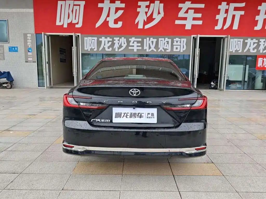 Фото 4 - Toyota Camry