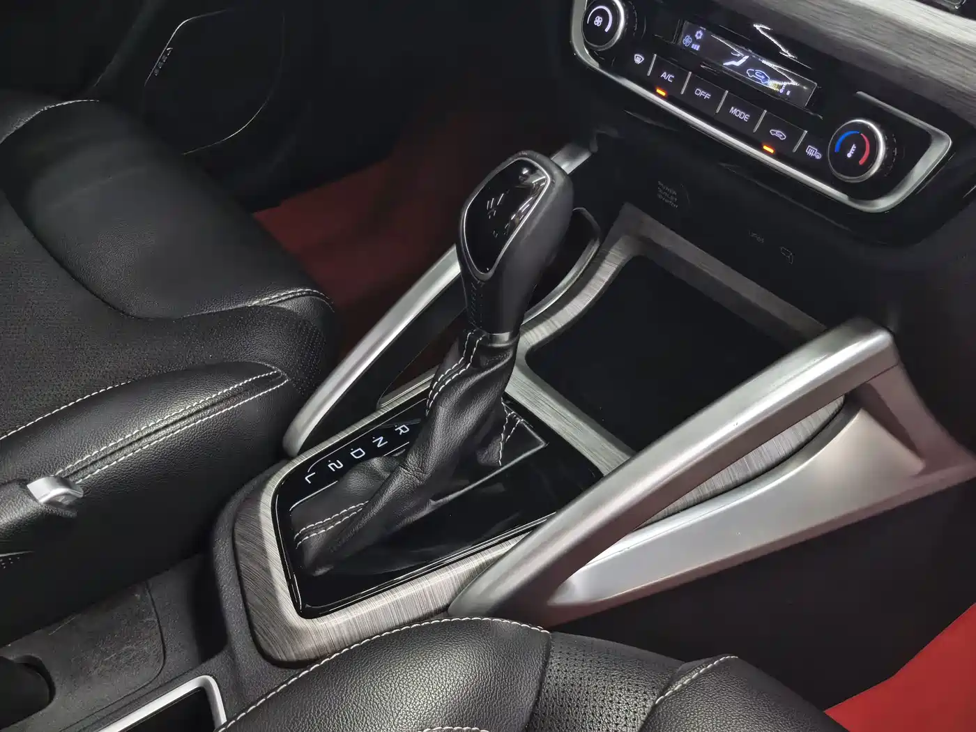 Фото 20 - Geely Vision X3