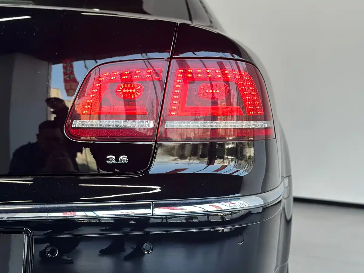 Volkswagen Phaeton 2012 3.6L Premium Custom фото 23