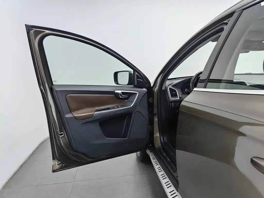 Фото 8 - Volvo XC60