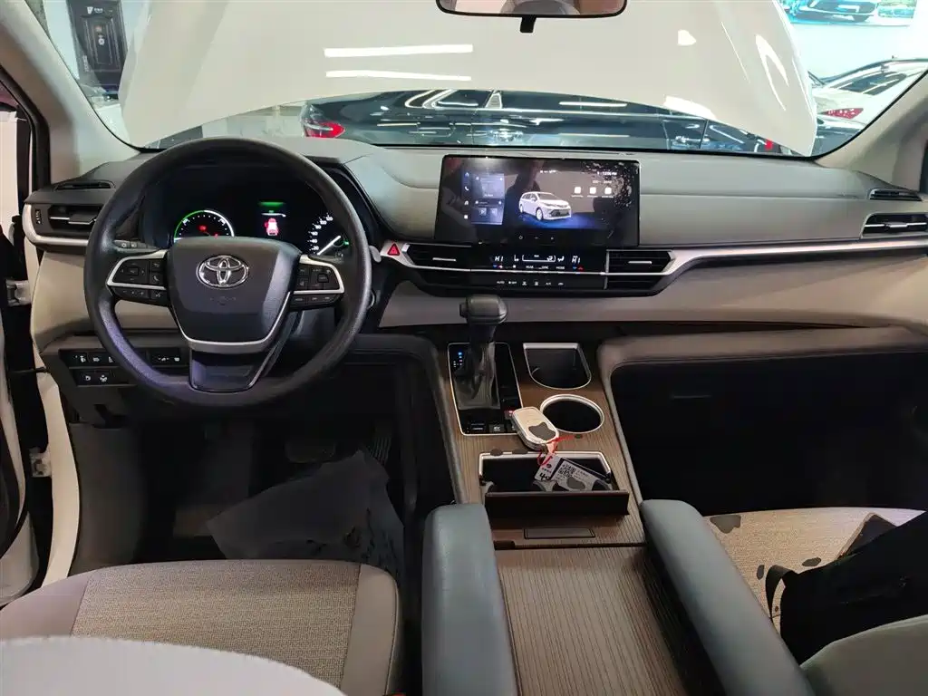 Toyota Sienna 2024 2.5L Hybrid Comfort Edition фото 6