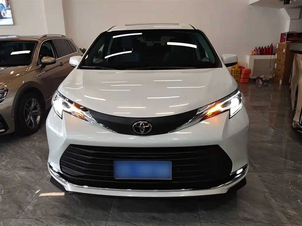 Toyota Sienna 2024 2.5L Hybrid Comfort Edition фото 3