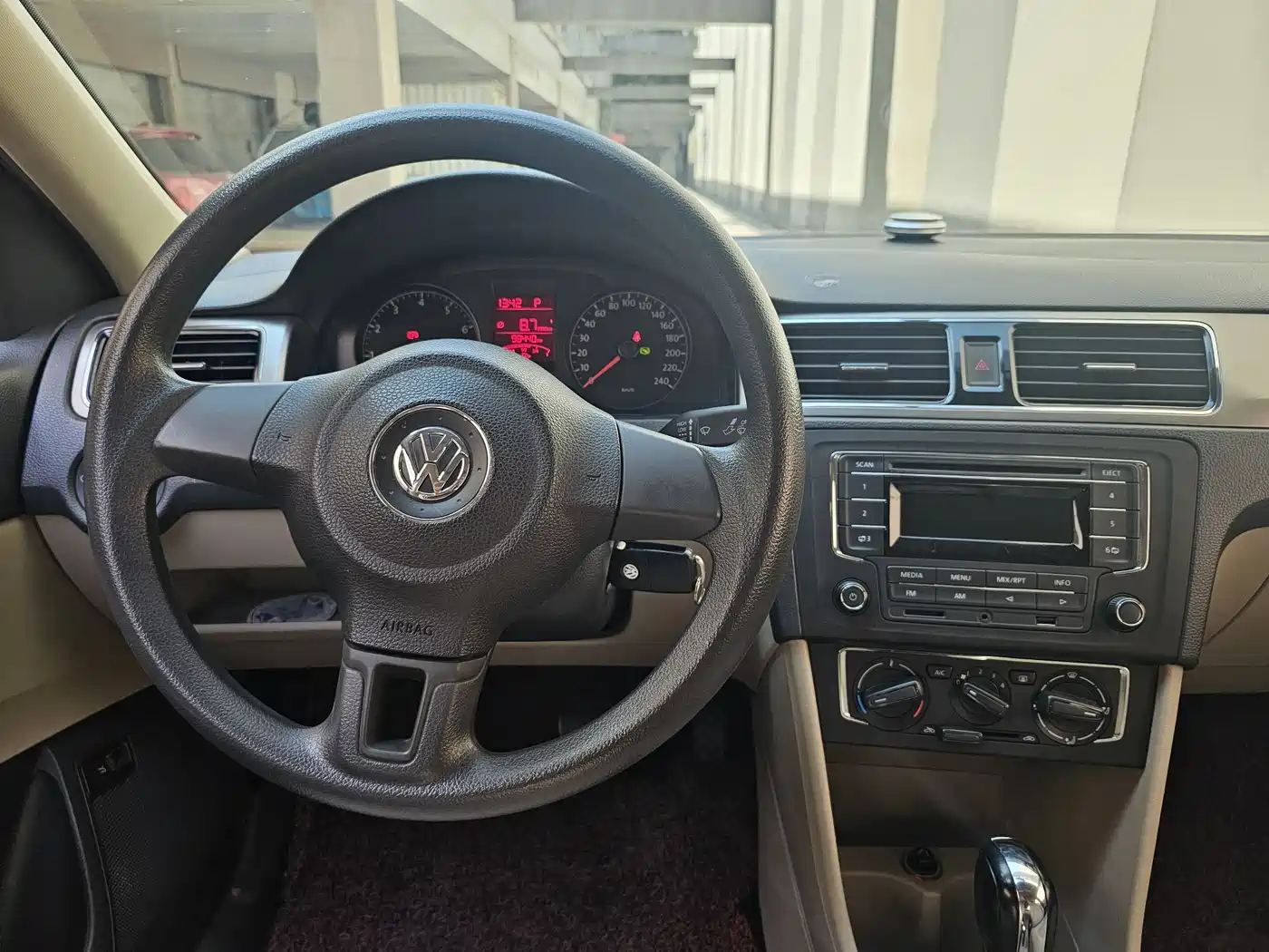 Volkswagen Santana 2015 1.6L Automatic Comfort Edition фото 8