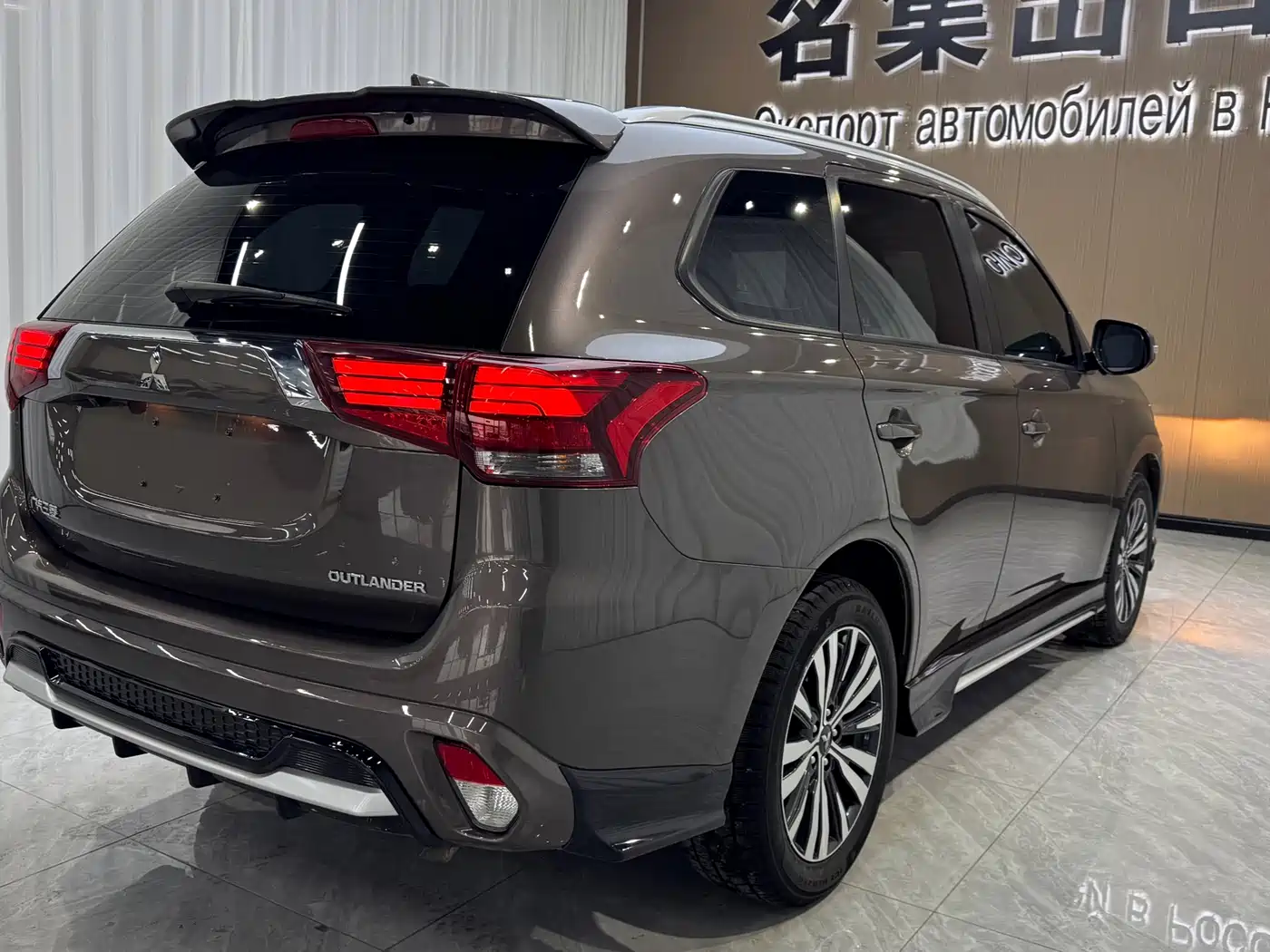 MITSUBISHI OUTLANDER