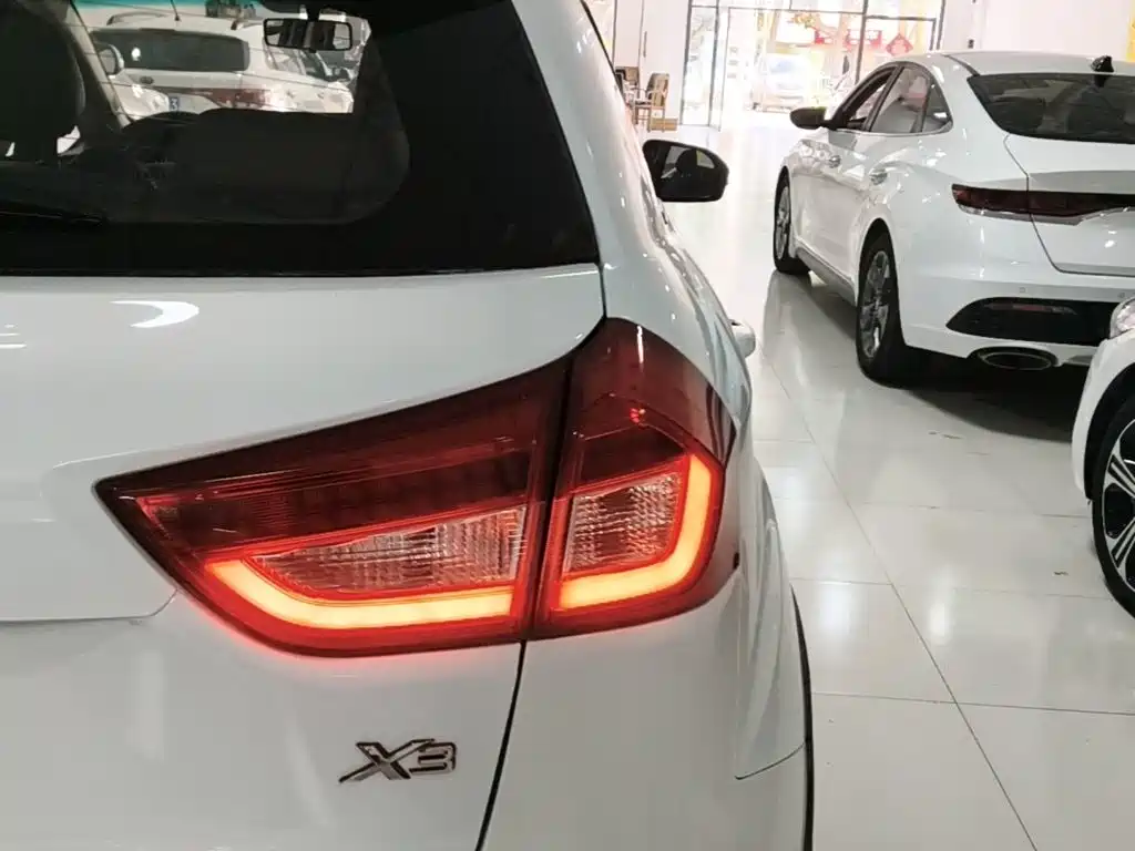 Фото 24 - Geely Vision X3
