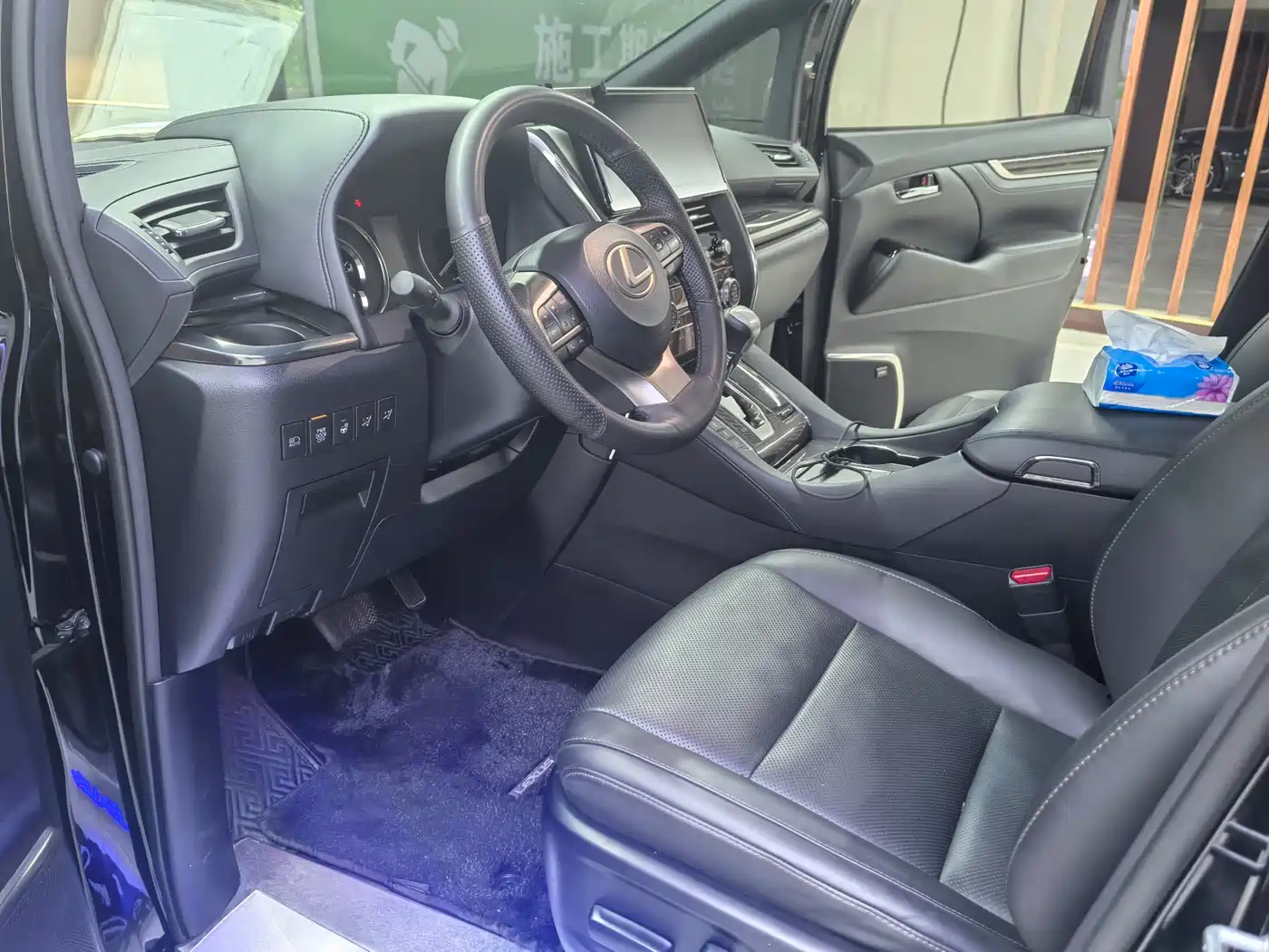 Lexus LM 2020 300h Seven-Seater Elegance Edition фото 8