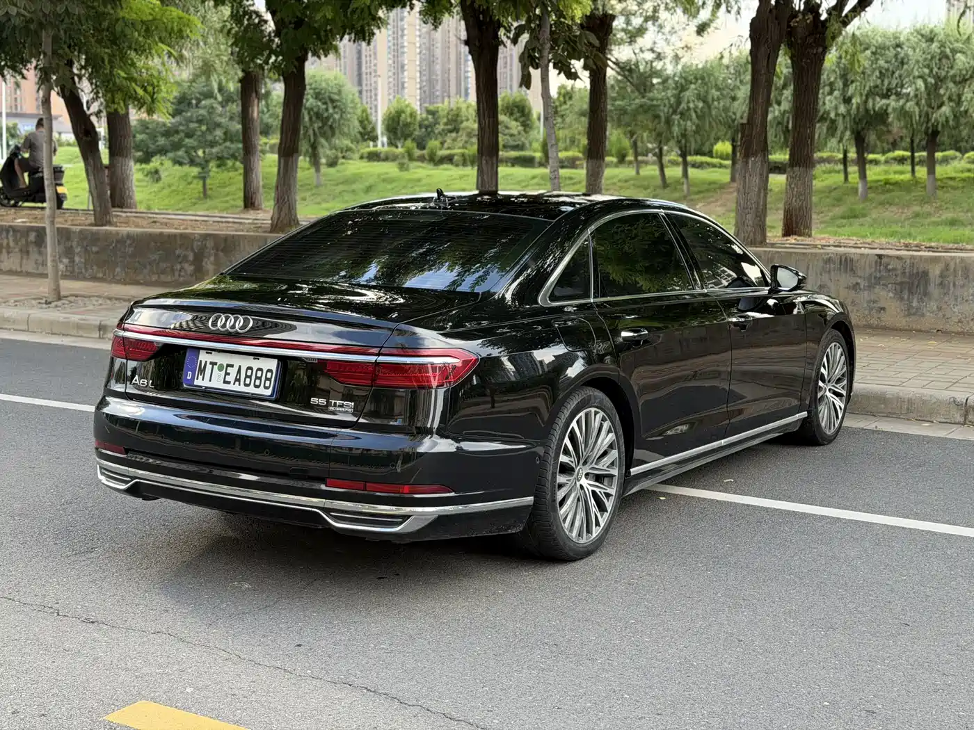 Photo 7 - Audi A8