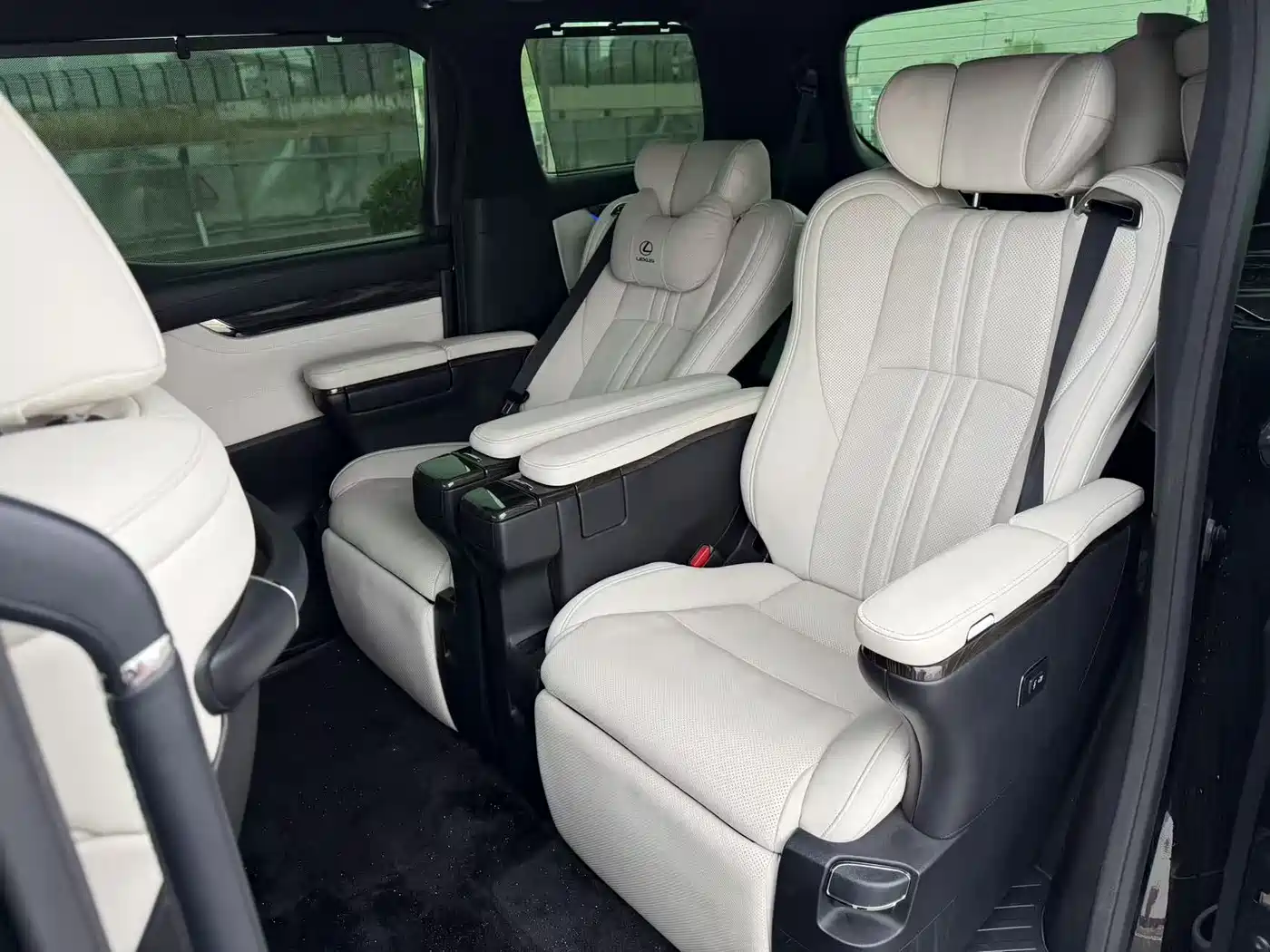 Toyota Vellfire 2019 Hybrid 2.5L HV Premium Edition фото 20