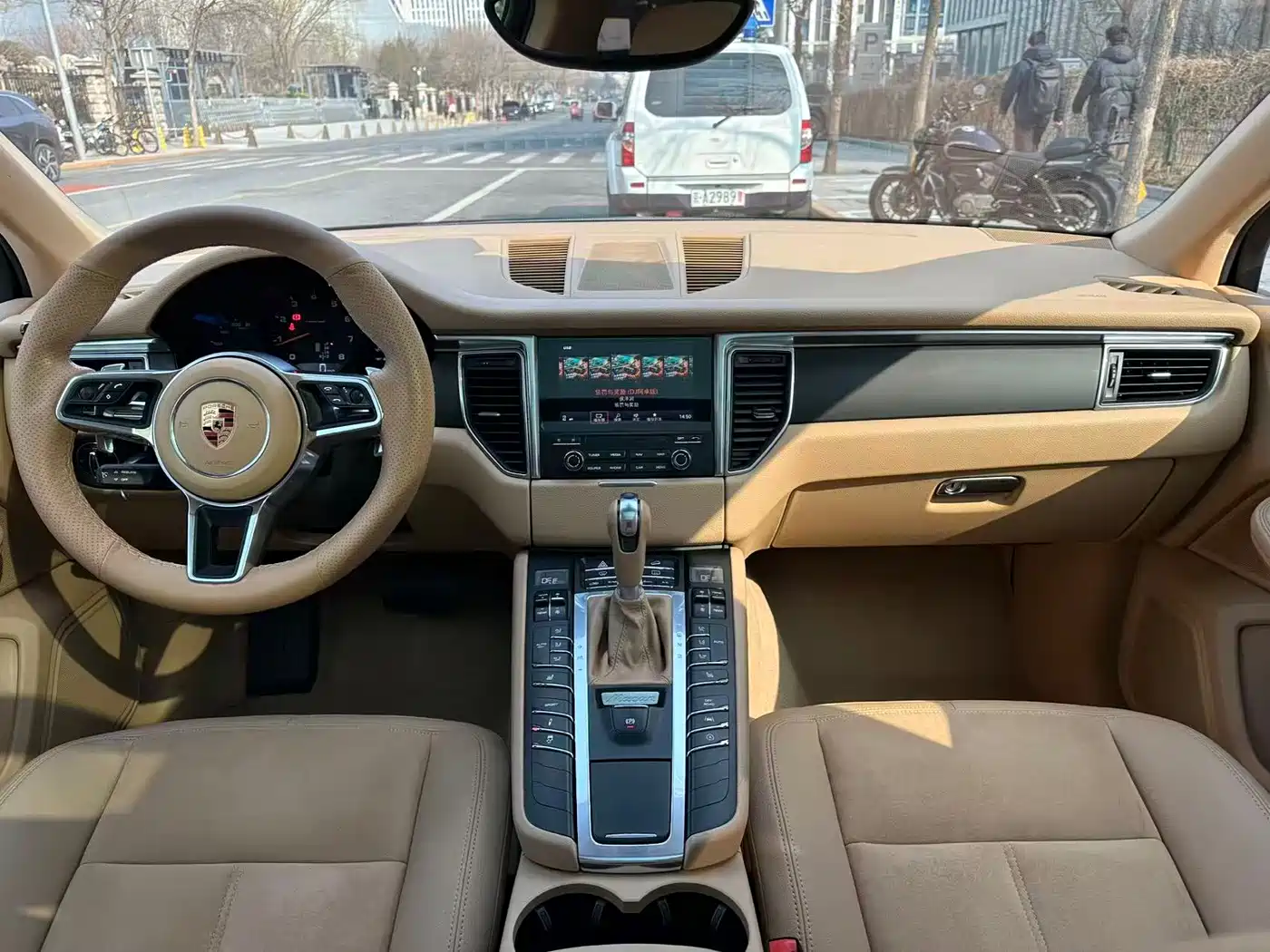 PORSCHE MACAN