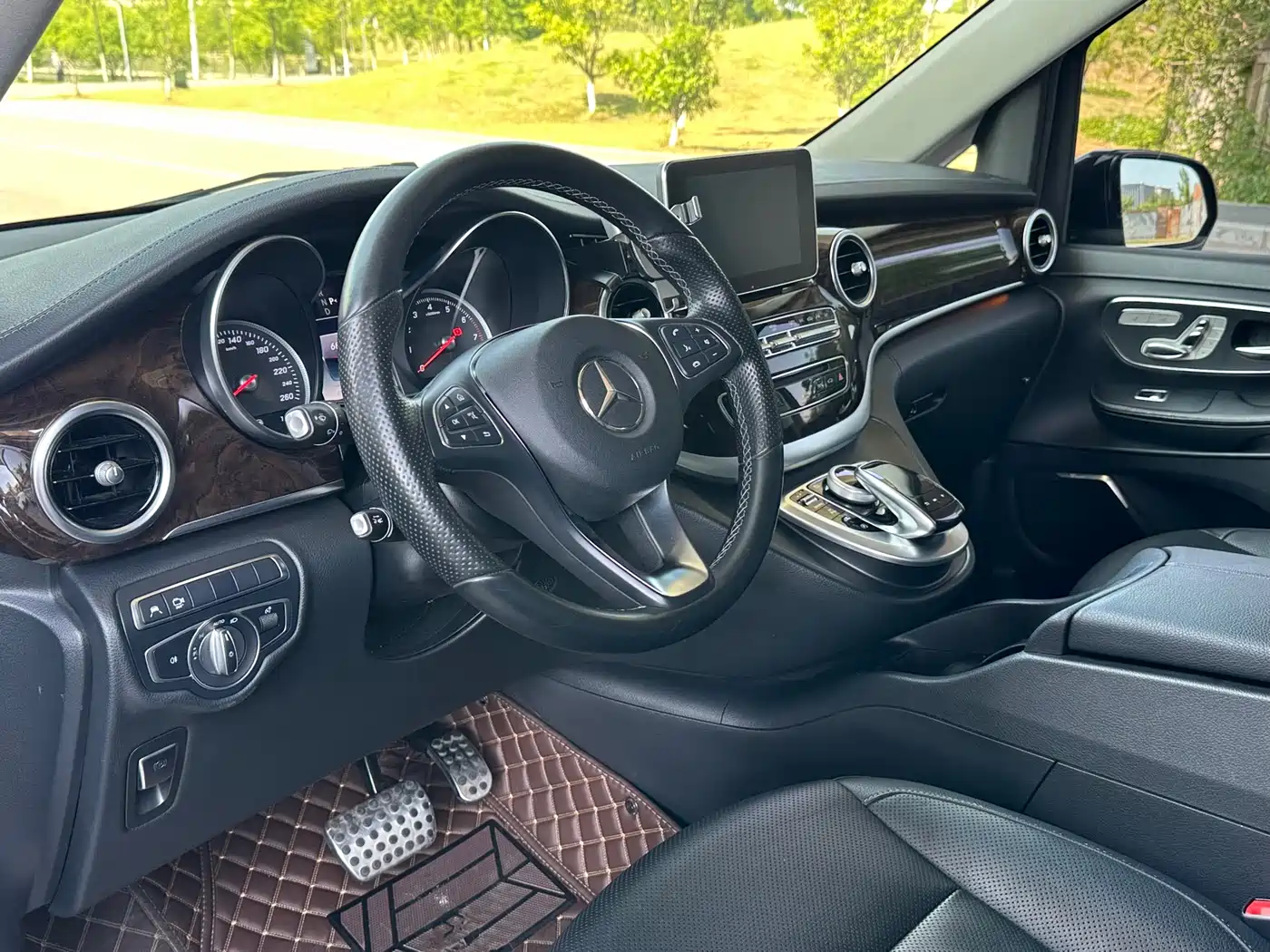 Mercedes-Benz V-Class 2017 Model V 260 L Premium Extended Edition фото 6