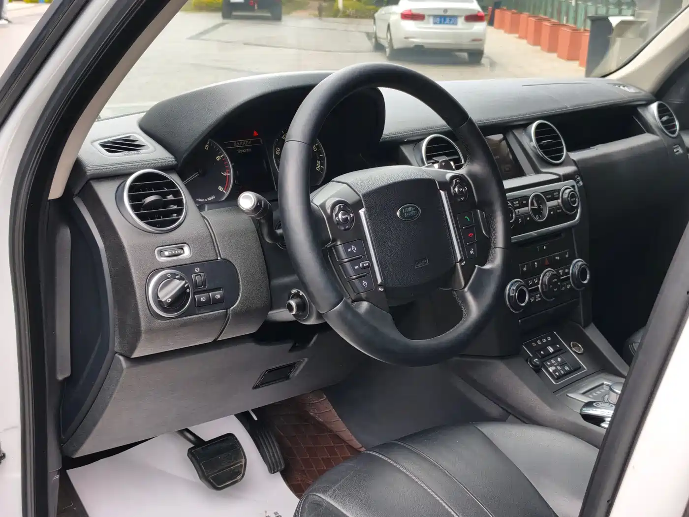 Land Rover Discovery 2016 3.0 SC V6 HSE фото 10