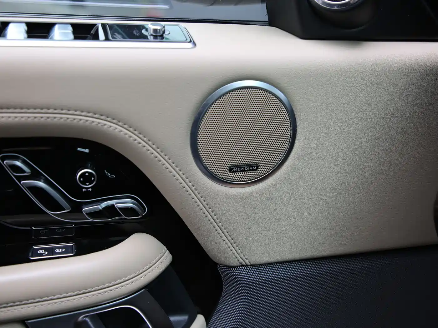 Land Rover Range Rover 2020 3.0 L6 Heritage Extended Edition фото 10