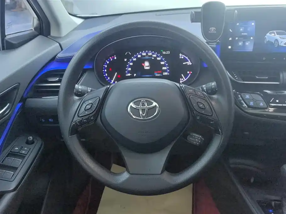 Toyota C-HR 2023 Model 2.0L Premium Edition фото 15