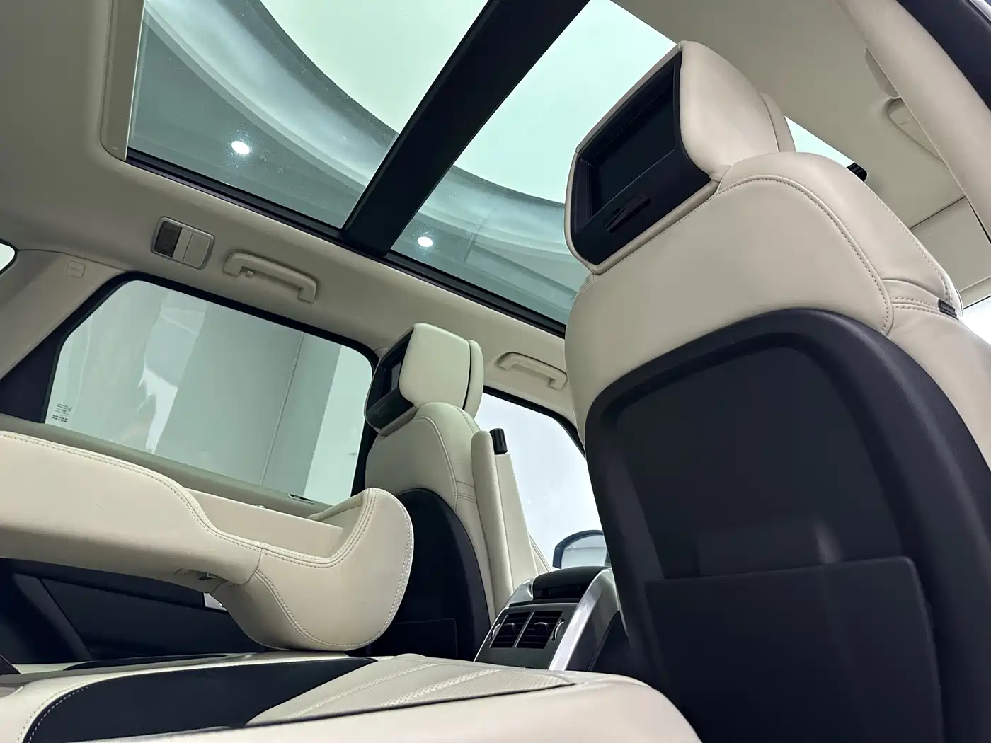 Land Rover Range Rover Sport 2022 3.0 L6 Indigo Flowing Light Edition фото 13