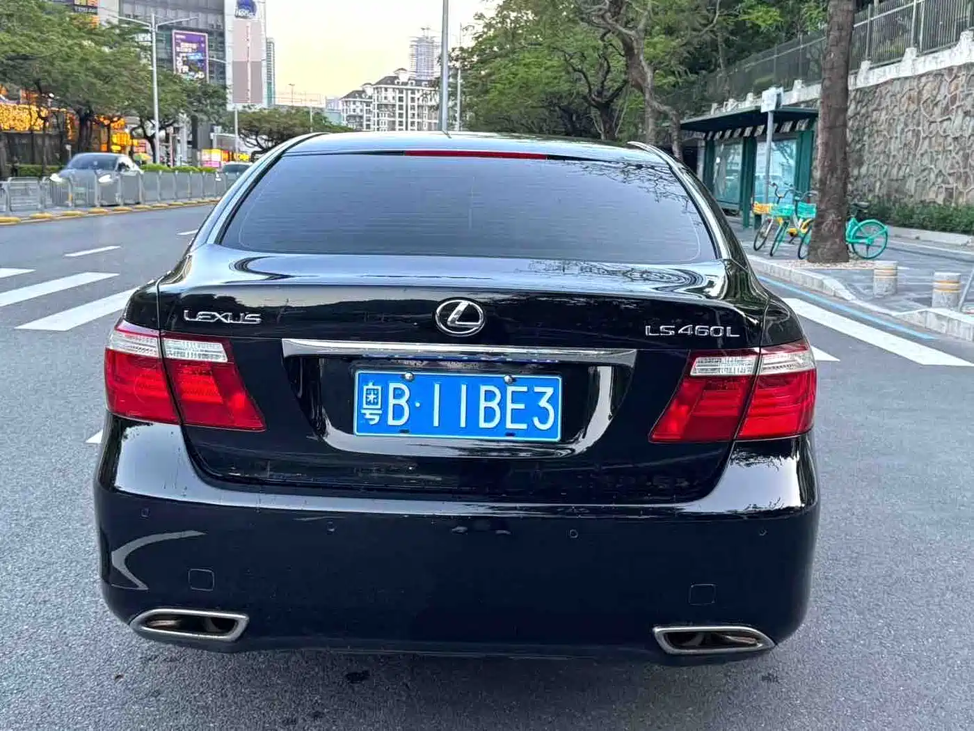 Photo 6 - Lexus LS