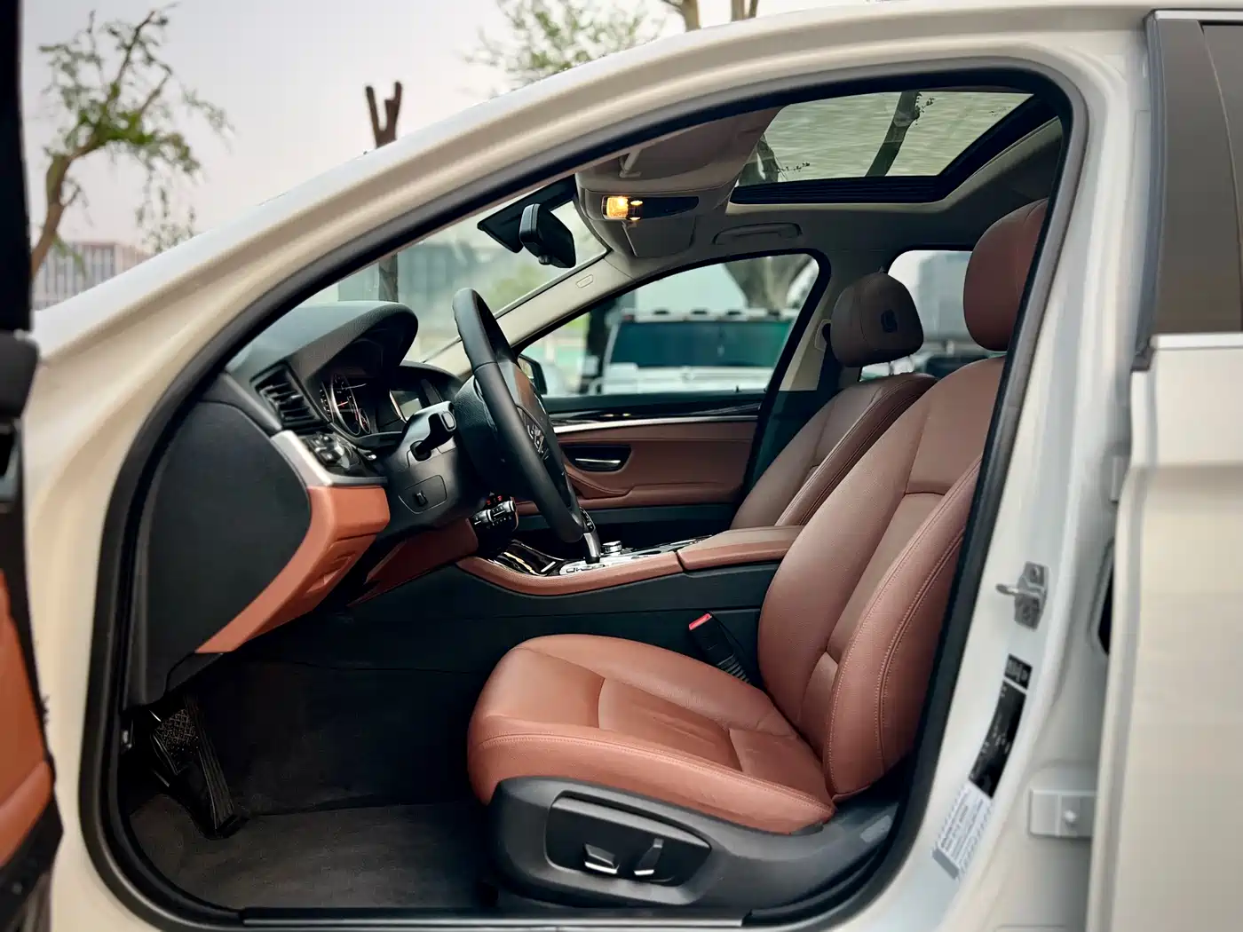 BMW 5 Series 2014 525Li Leading фото 26