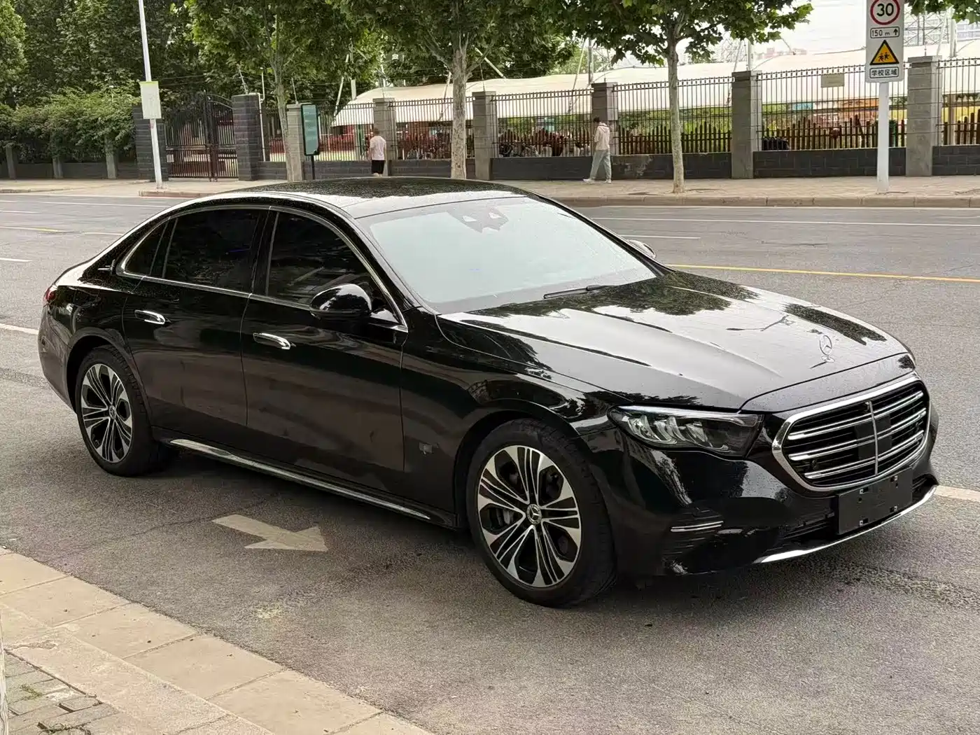 Mercedes-Benz E-Class New Energy 2024 E 350 e L Plug-in Hybrid Sedan фото 3