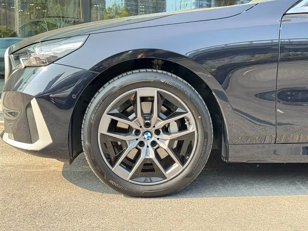 BMW 5 Series 2024 530Li Leading Model Luxury Package фото 5