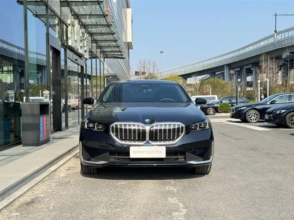 BMW 5 Series 2024 530Li Leading Model Luxury Package фото 3