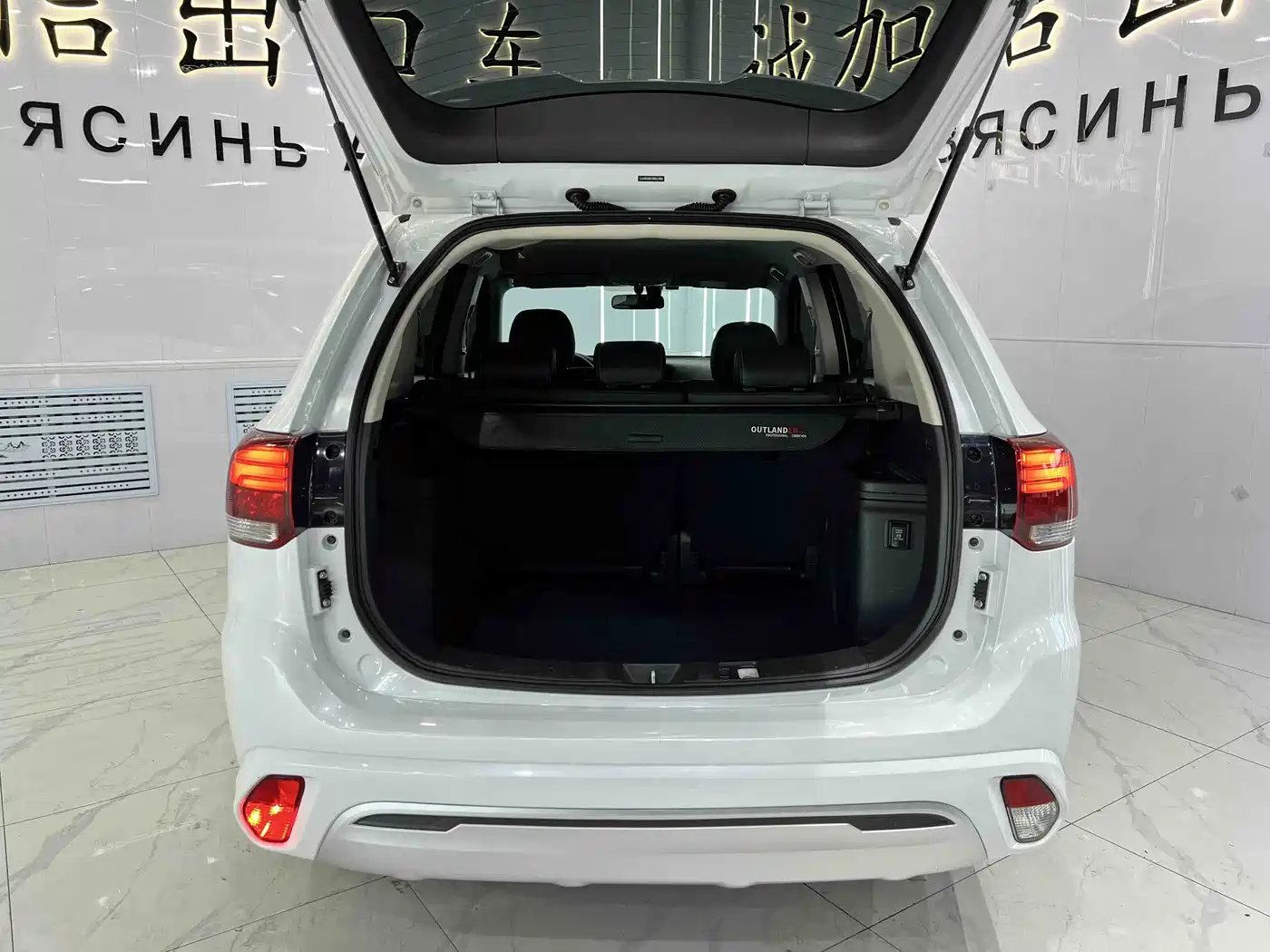 MITSUBISHI OUTLANDER