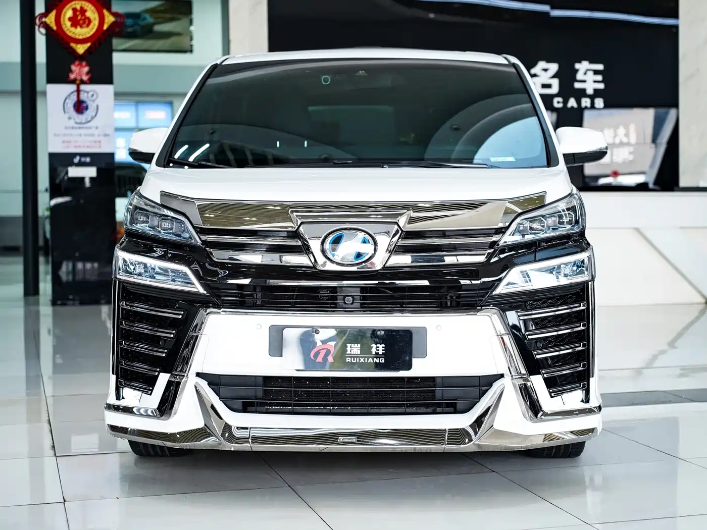 Toyota Vellfire 2020 Twin Engine 2.5L HV Premium Edition фото 2