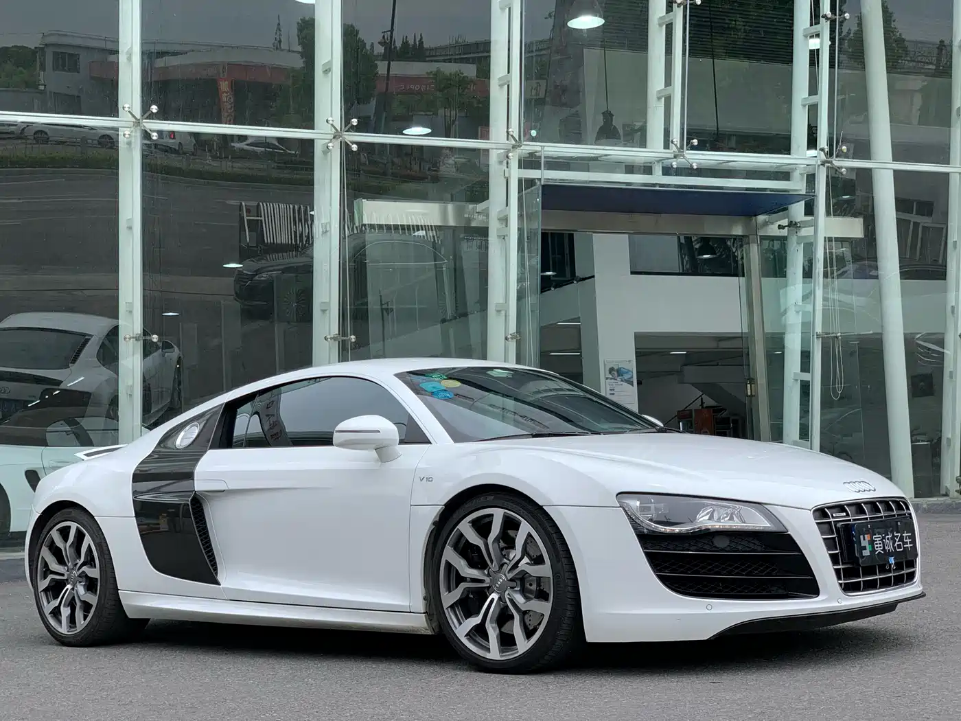 Audi R8 2010 5.2 FSI quattro фото 4