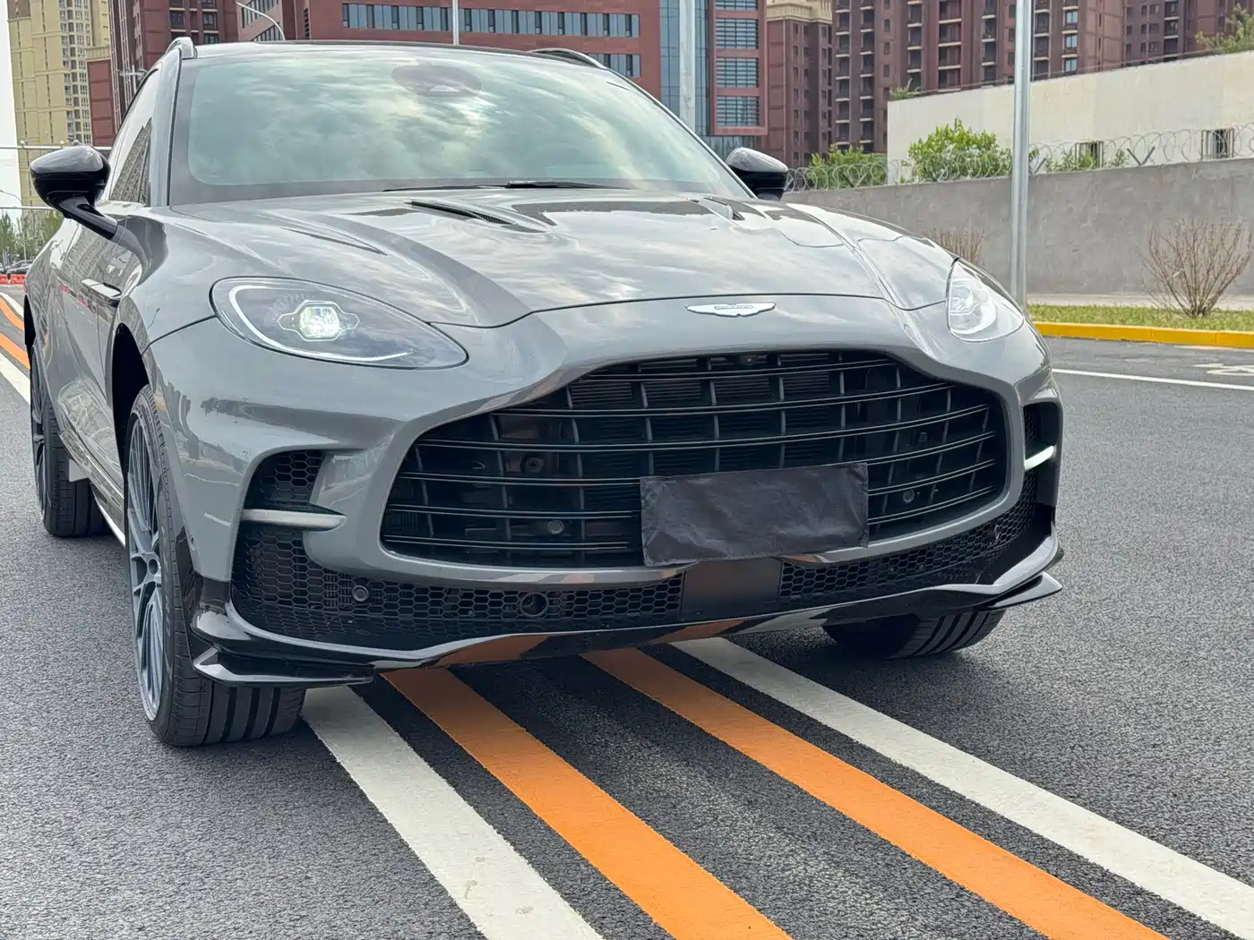 ASTON MARTIN DBX