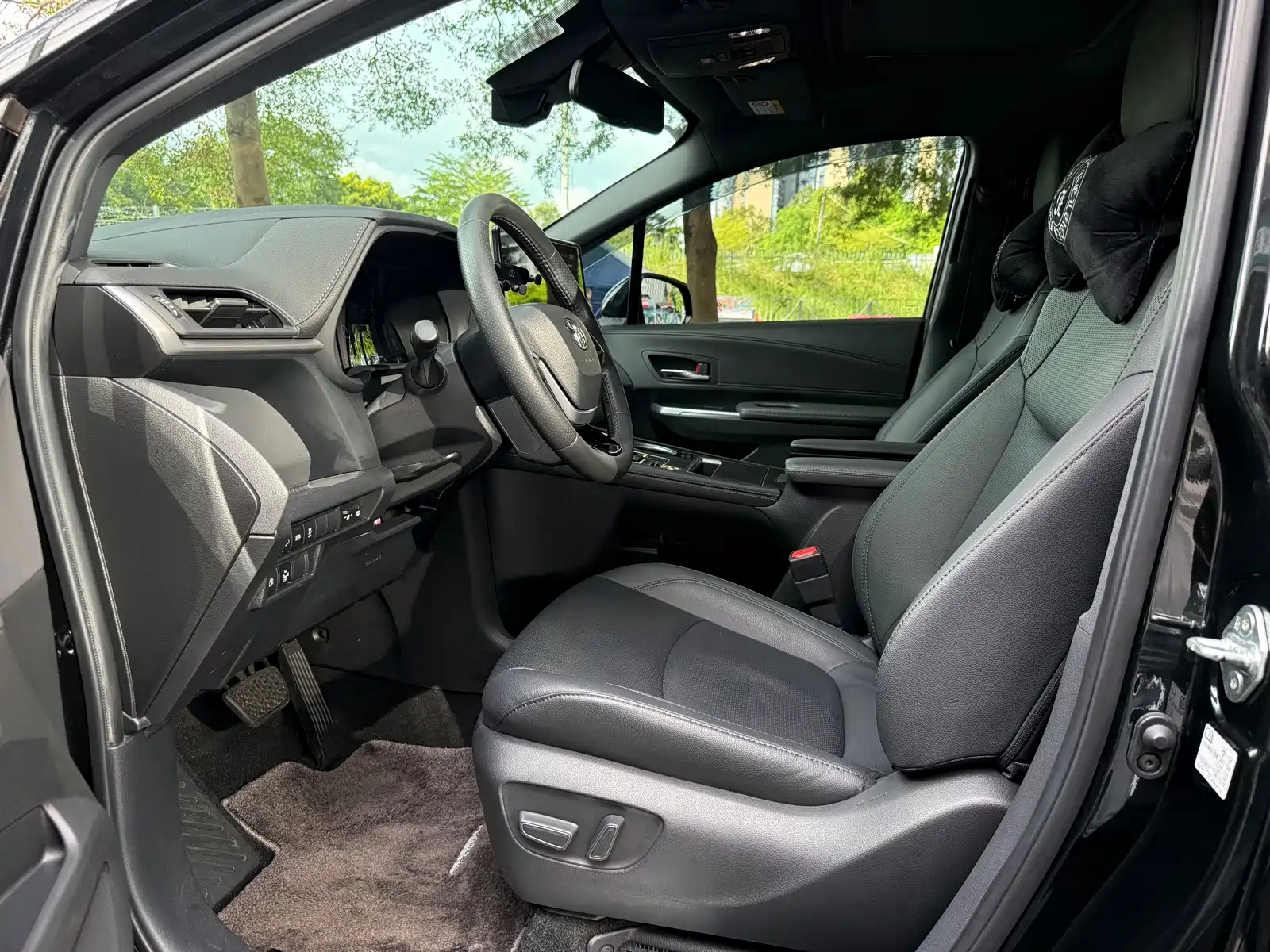 Photo 7 - Toyota Sienna