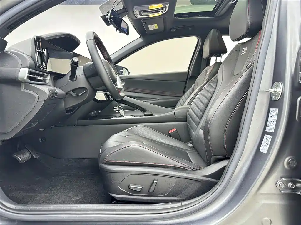 Hyundai Elantra 2022 1.5L CVT 20th Anniversary Edition фото 7
