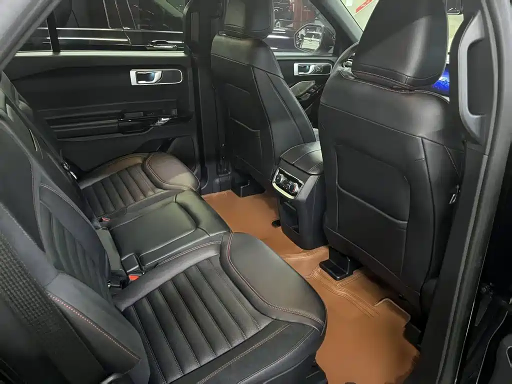 Photo 21 - Ford Explorer
