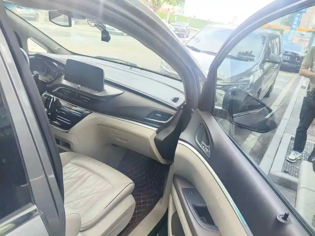 Photo 13 - Buick GL8