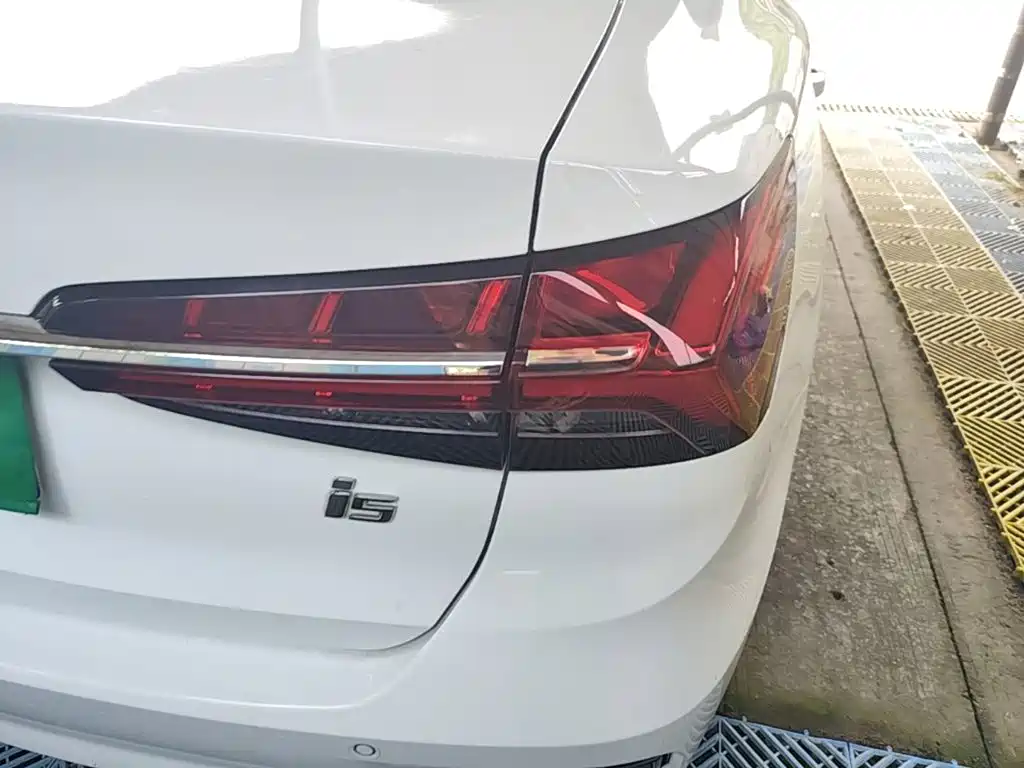 Фото 8 - Roewe i5