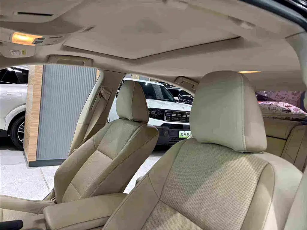 Фото 11 - Lexus ES