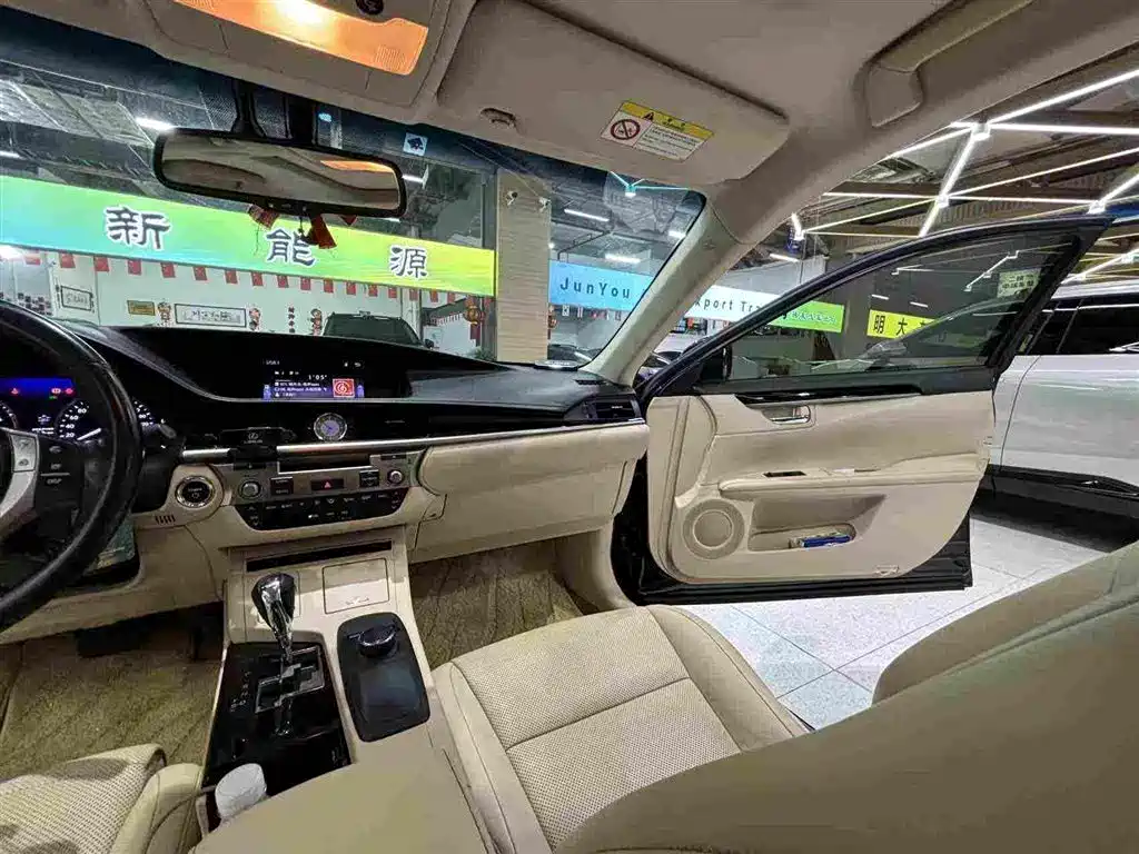 Фото 24 - Lexus ES
