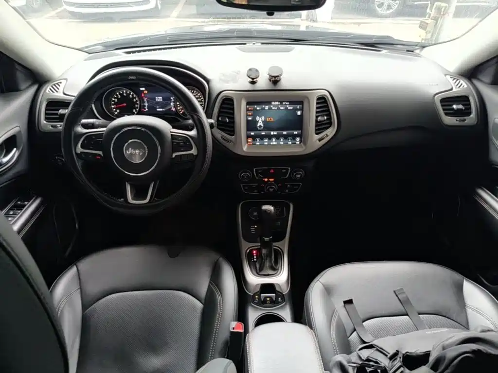 Фото 10 - Jeep Compass