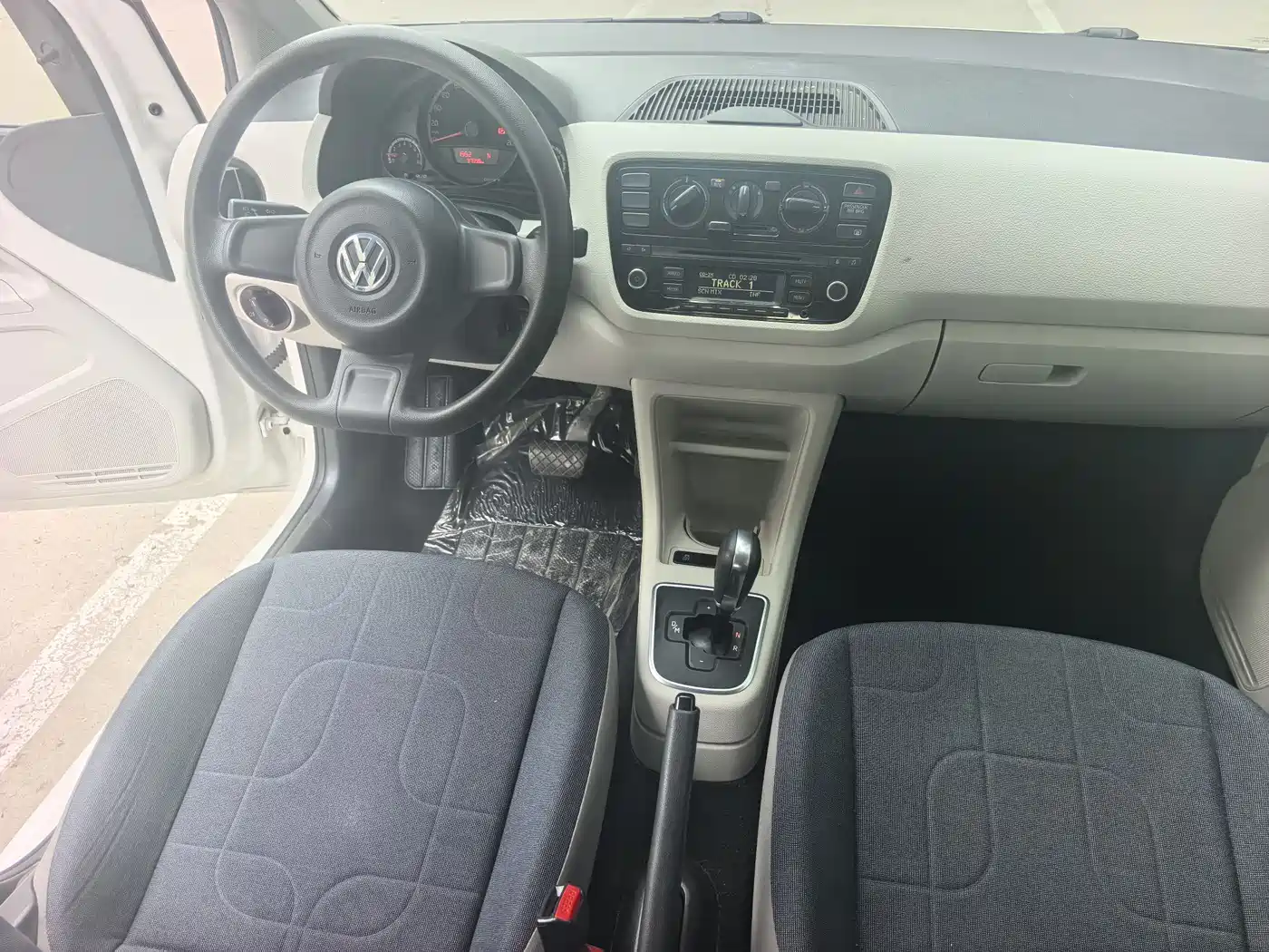Фото 8 - Volkswagen up!