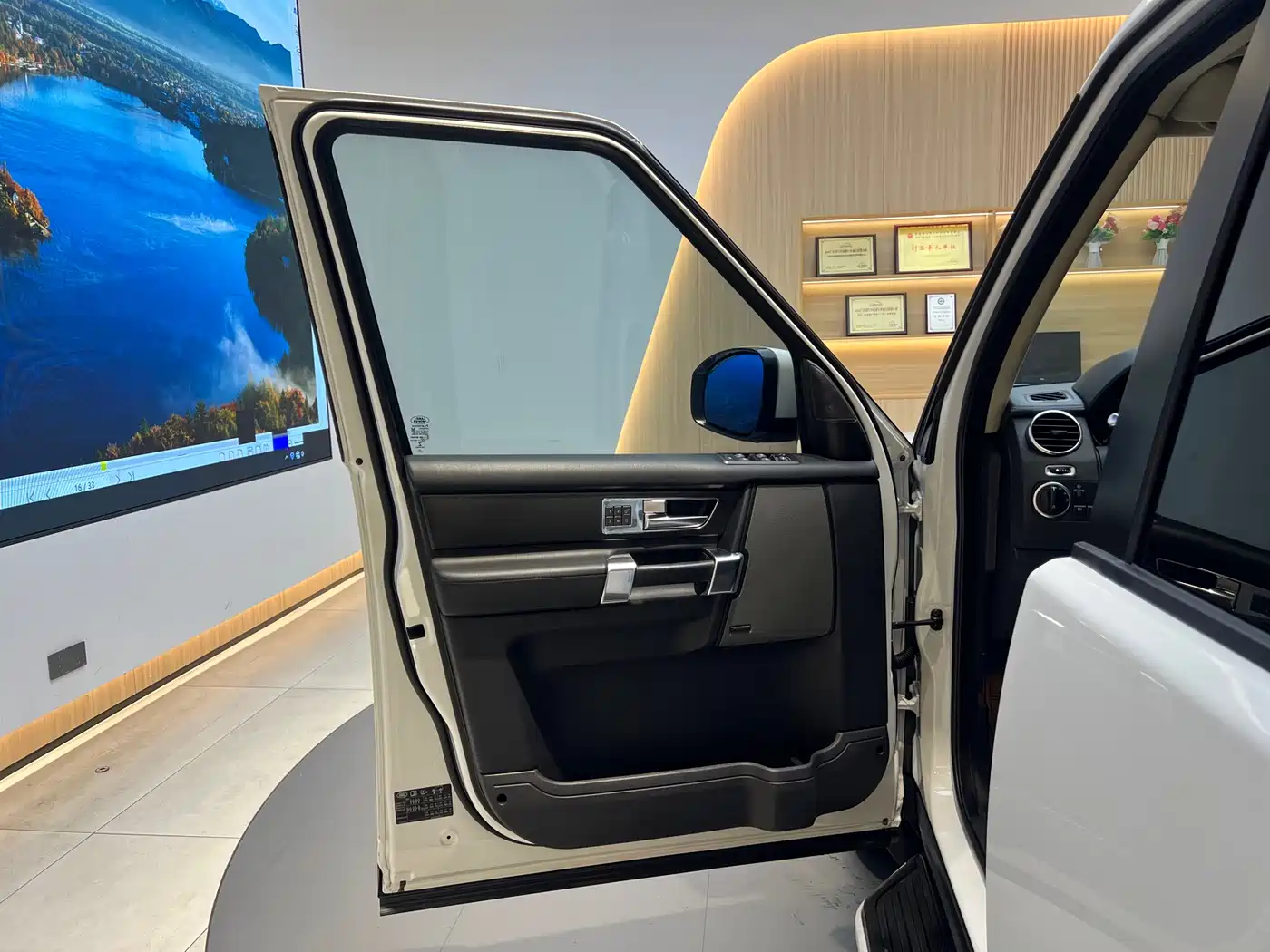 Land Rover Discovery 2015 3.0 SDV6 HSE Diesel фото 7