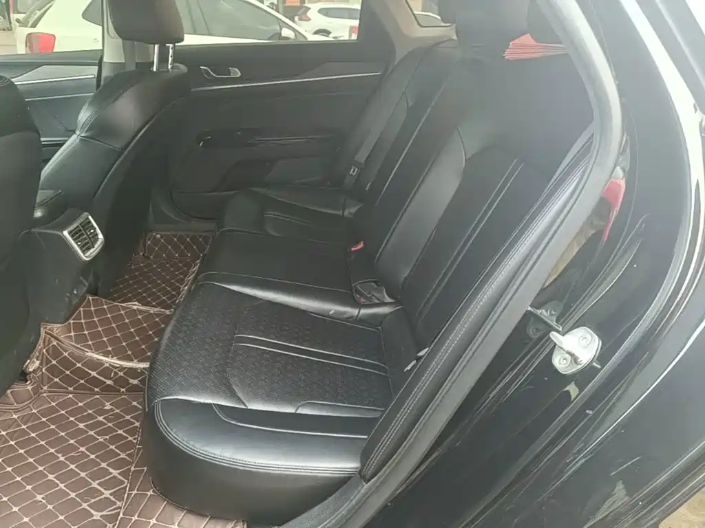 Photo 17 - Kia K5