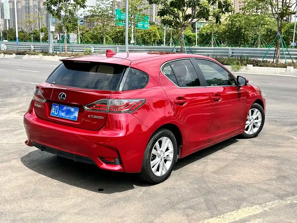 Фото 4 - Lexus CT