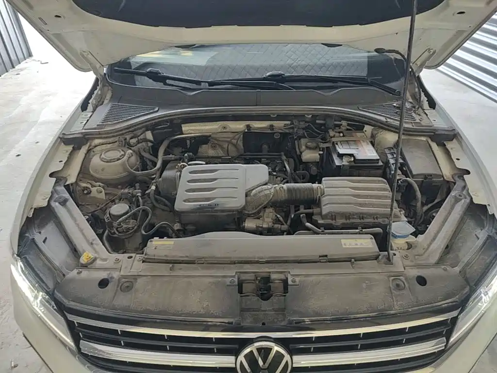 VOLKSWAGEN BORA