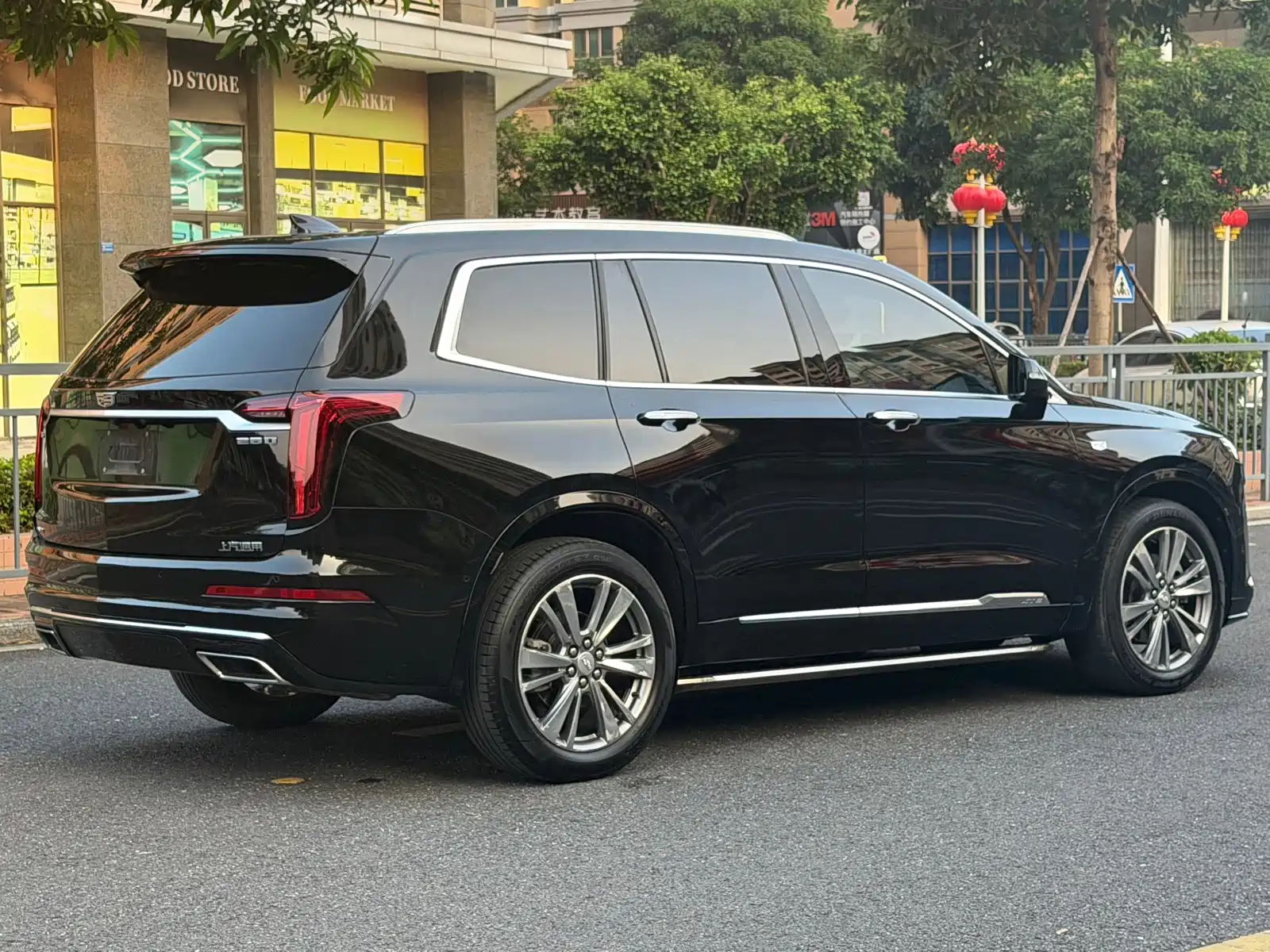 Photo 4 - Cadillac XT6