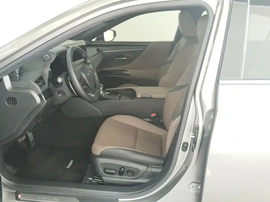 Фото 9 - Lexus ES