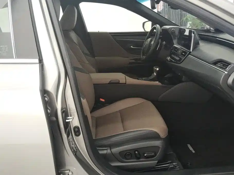 Фото 8 - Lexus ES