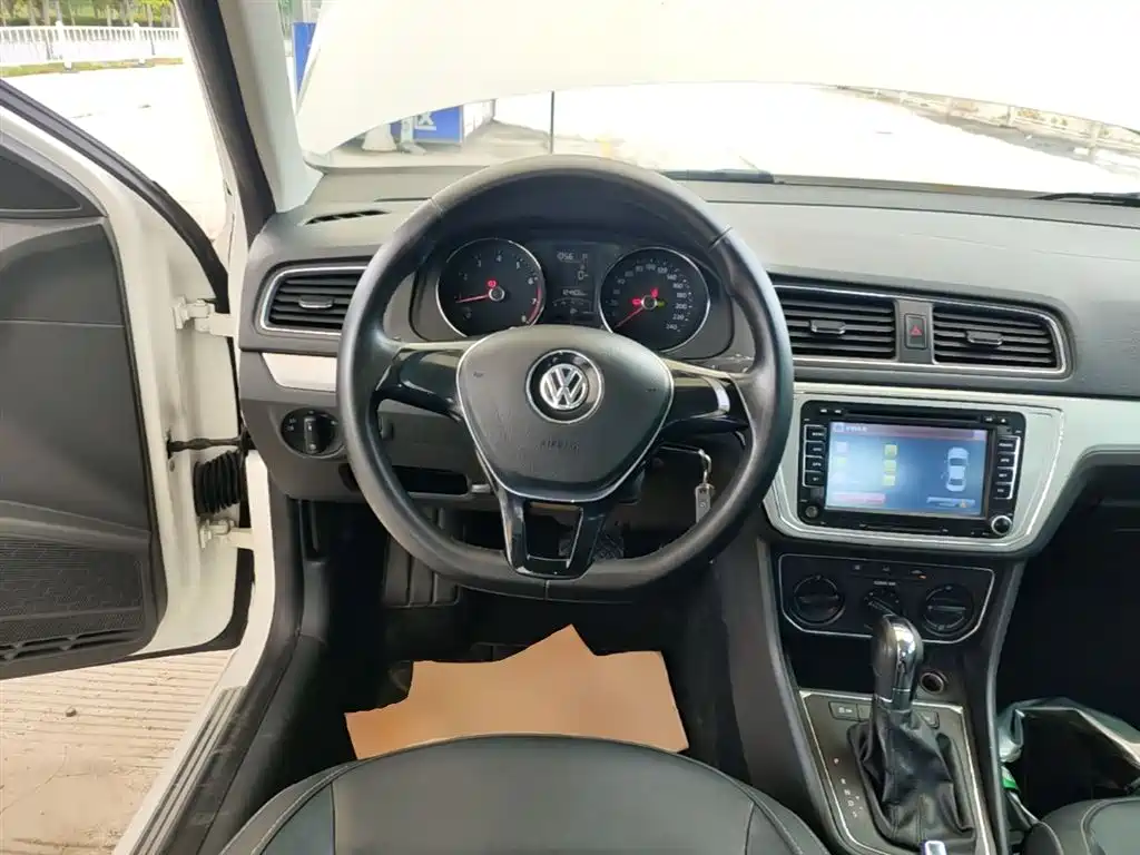 Volkswagen Lavida 2015 1.6L Automatic Comfort Edition фото 11