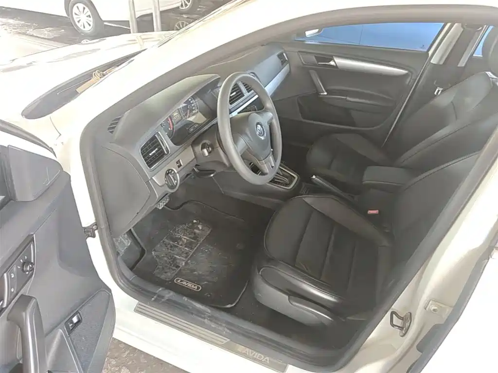 Volkswagen Lavida 2013 Facelift Classic 1.6L Automatic Comfort фото 16
