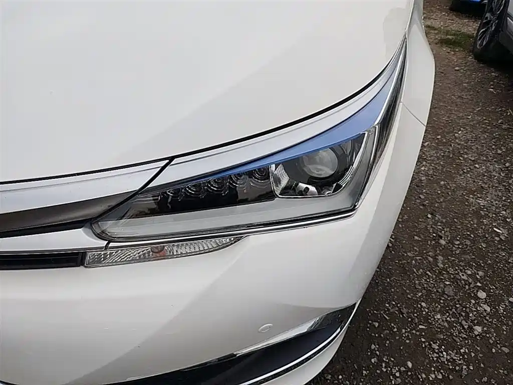 Toyota Corolla 2016 Dual Hybrid 1.8L E-CVT Elite Edition фото 24