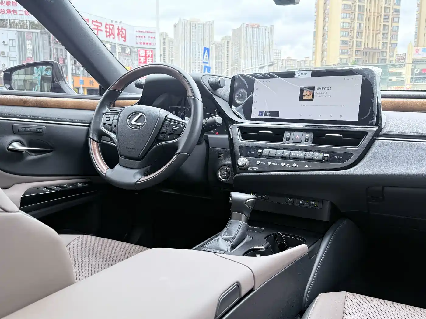Фото 17 - Lexus ES