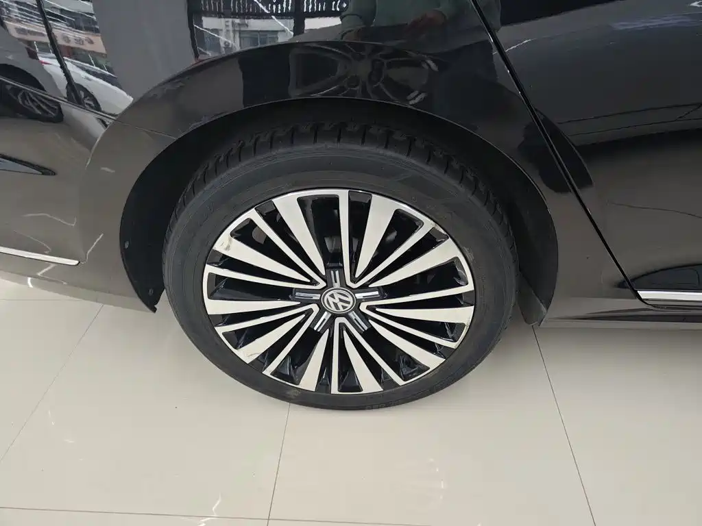 Photo 24 - Volkswagen Passat