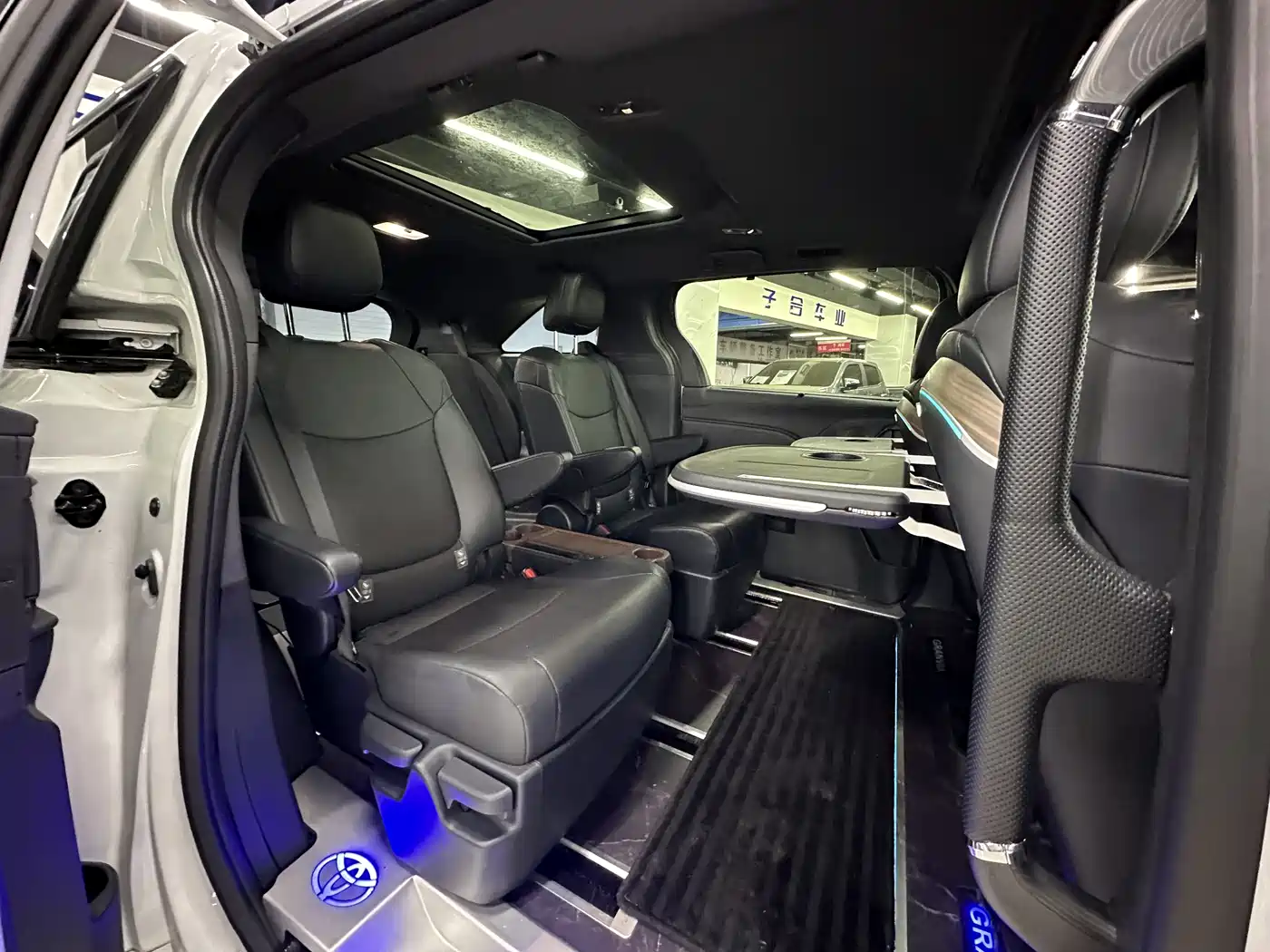 Toyota Granvia 2024 2.5L Hybrid Premium PLUS 4WD Edition фото 14
