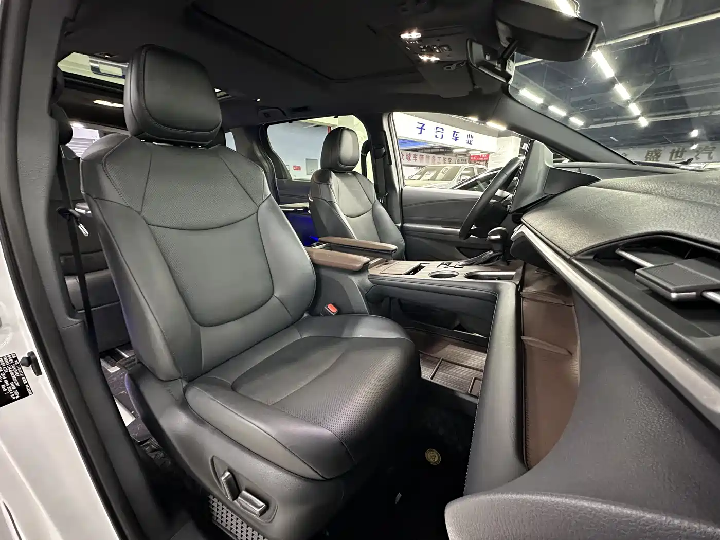Toyota Granvia 2024 2.5L Hybrid Premium PLUS 4WD Edition фото 10
